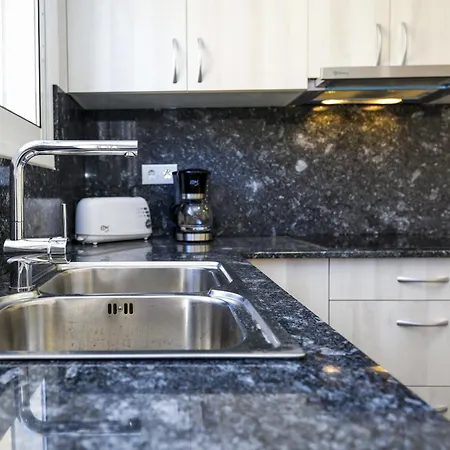 Queens 1a Apartment *